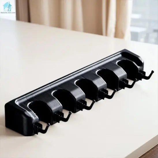 accroche balai noir sur table
