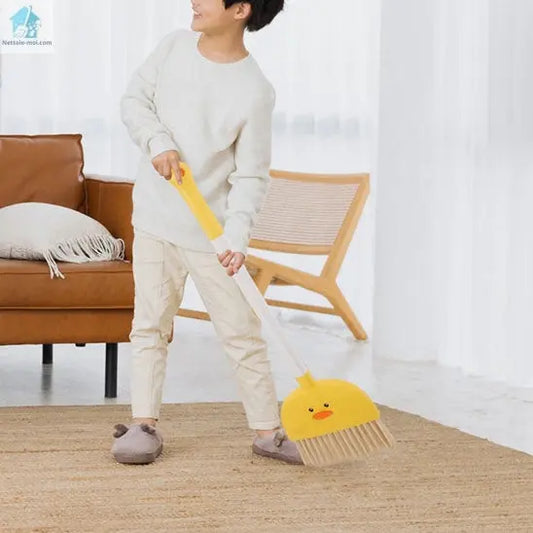 balai enfant jaune moquette