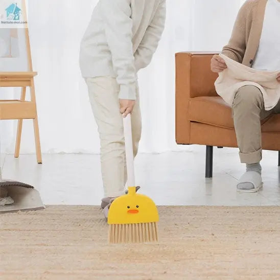 balai enfant jaune tapis