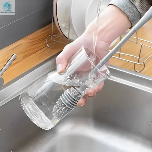 Brosse magique vase eau