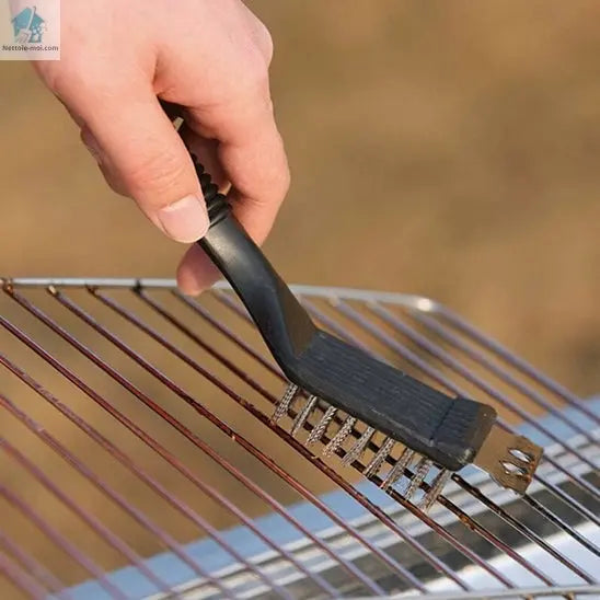 brosse métallique mains grattoir