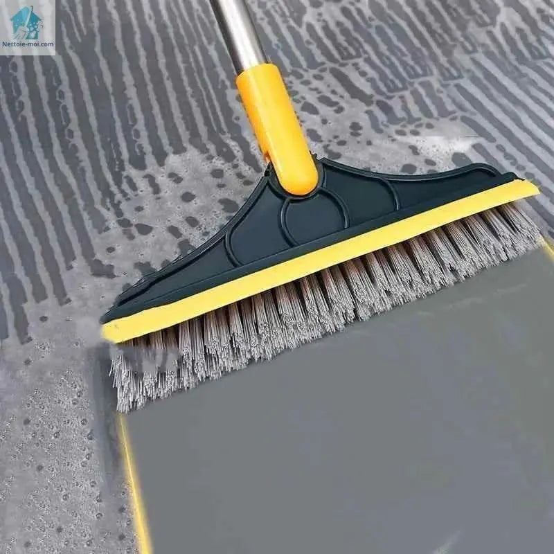 le-balai-brosse-le-sol-avec-de-leau-et-du-savon