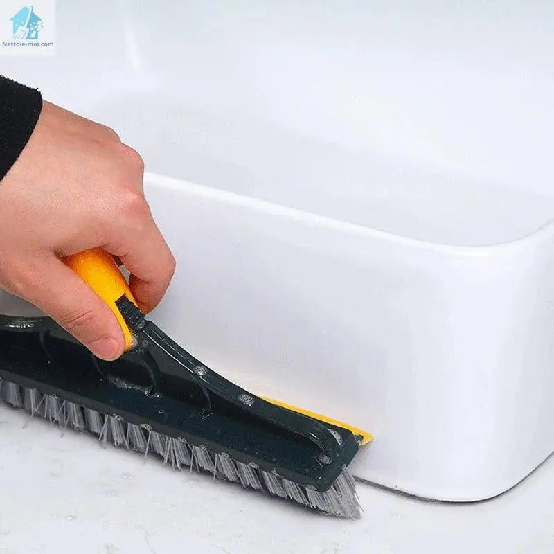 la-brosse-nettoie-le-tour-des-toilettes
