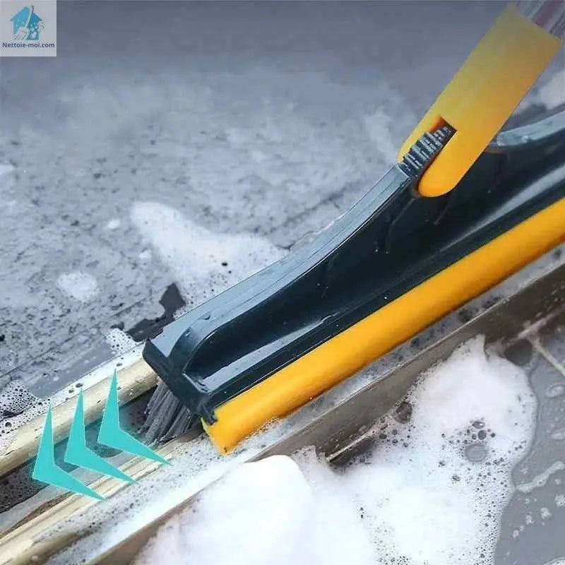 la-brosse-nettoie-les-rainures-des-fenetres-et-encadrements 