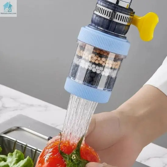 Filtre à eau sur robinet bleu légumes